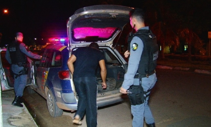 Homem é preso depois de filmar esposa de vizinho tomando banho em Sinop