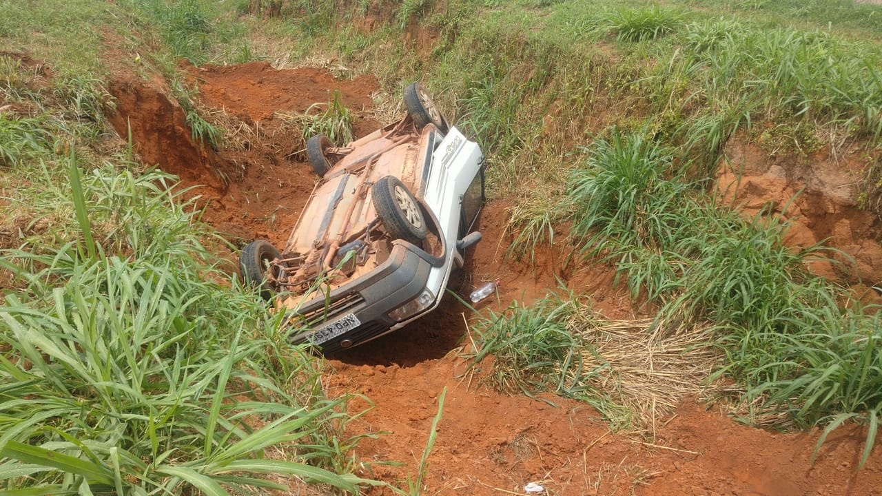 Carro cai em valeta após motorista tentar evitar colisão em Sinop