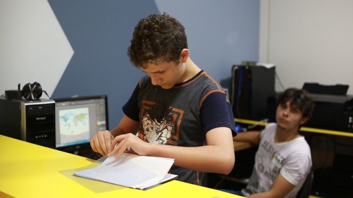 Jovem cria projeto que visa doar cadernos para crianças carentes de Sinop