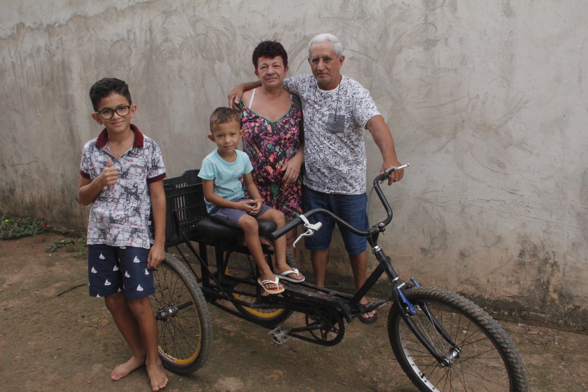 Conheça o porteiro de Sinop que ganhou as crianças com sua simpatia; veja o vídeo