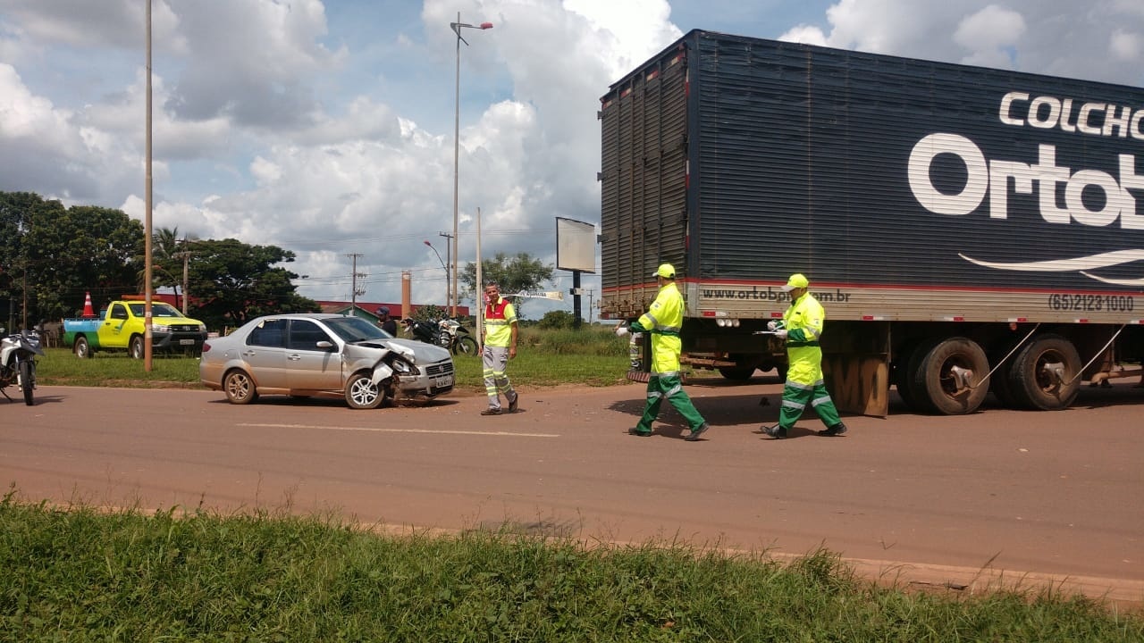 Grávida e idosa ficam feridas após colisão entre carro e caminhão em Sinop