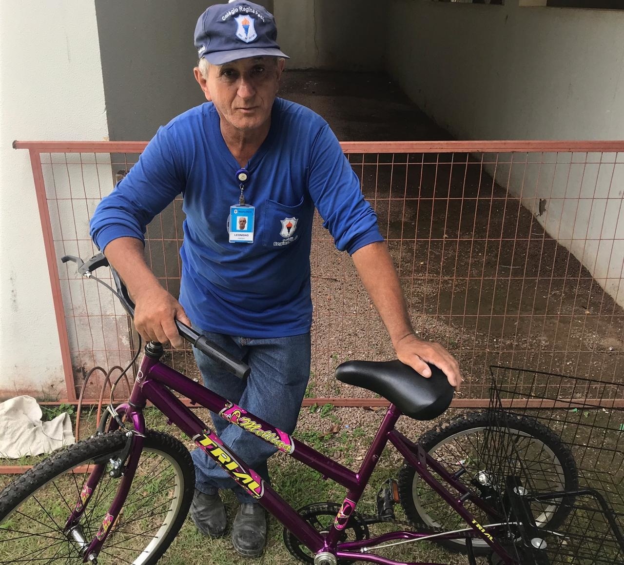 Porteiro gente boa recebe novo triciclo de campanha após repercussão de vídeo