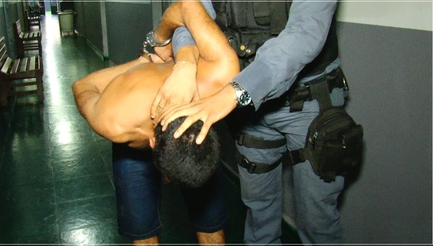 Homem é preso após ameaçar moradores com espingarda