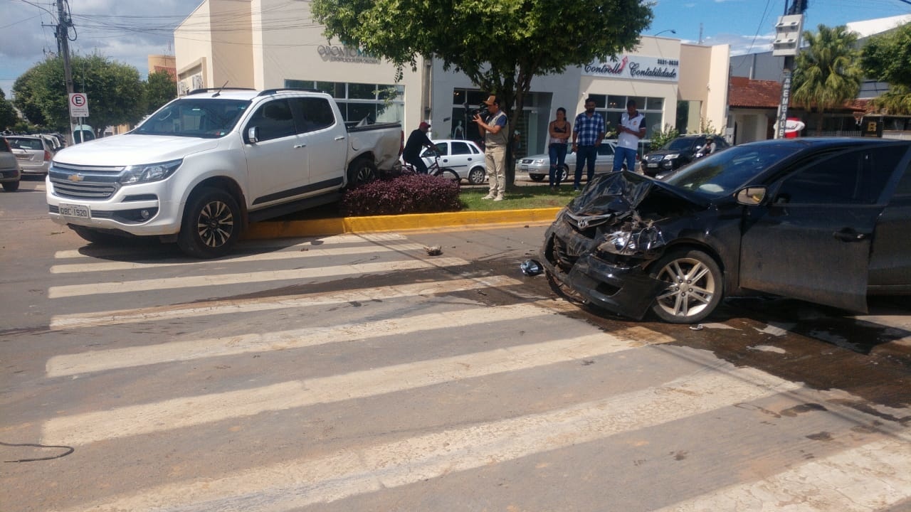 Camionete cruza preferencial e provoca acidente em Sinop
