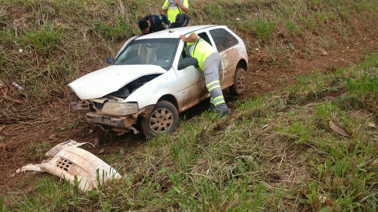 Motorista perde o controle cai em valeta n BR-163