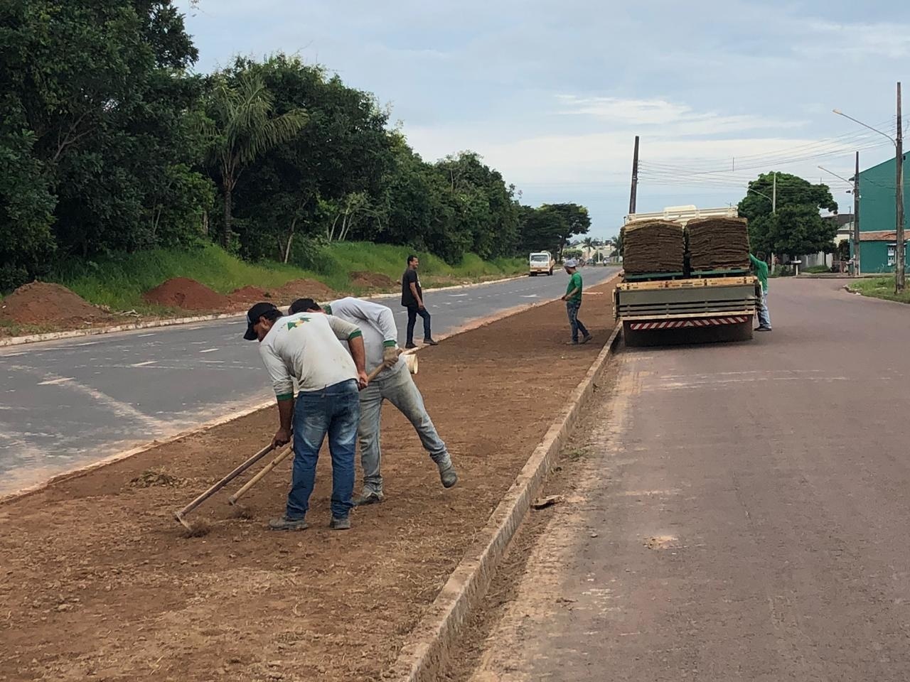 Vias urbanas de Sinop recebem limpeza e paisagismo