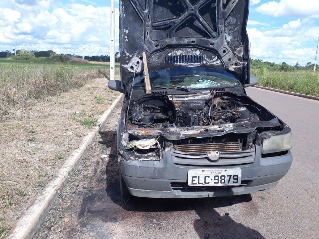 Veículo pega fogo  no meio  de avenida em Sinop