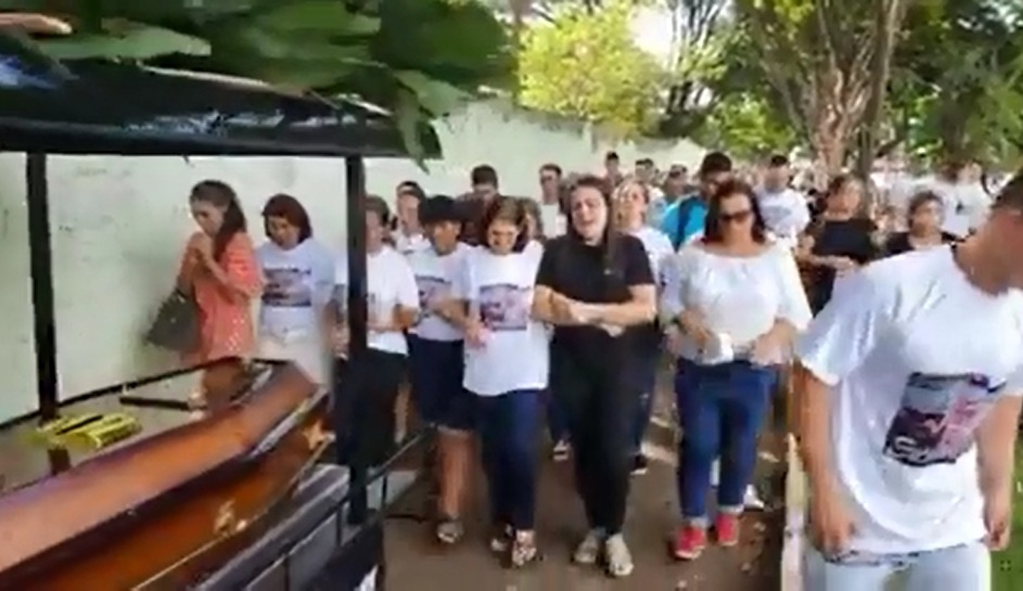 Amigos e familiares mostram comoção e raiva em enterro de empresário baleado por PM