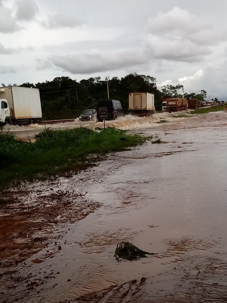 Rio transborda após chuvas e alaga rodovia em Sinop; veja o vídeo