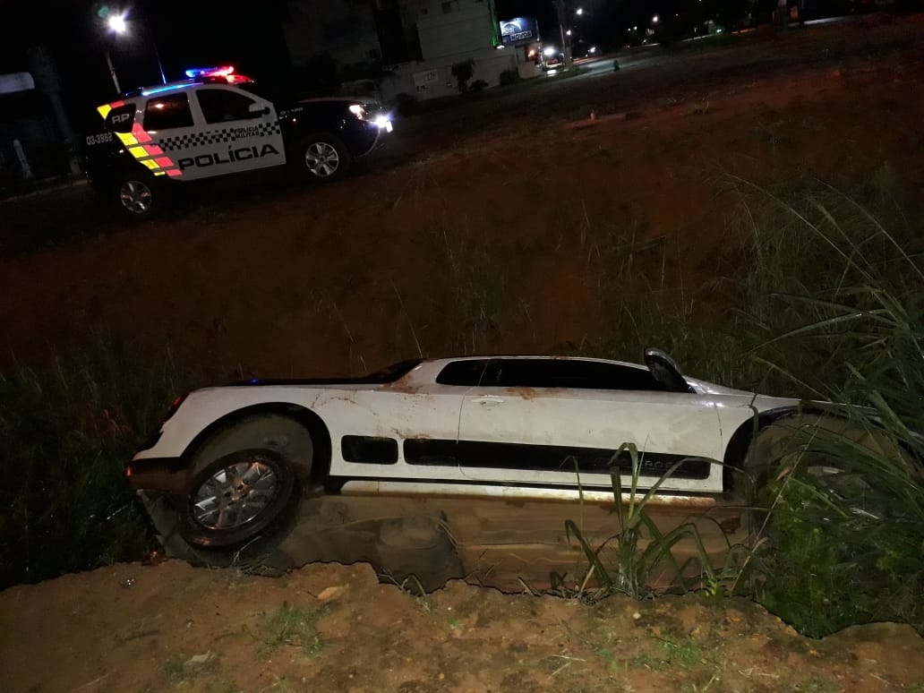 Motorista embriagado perde controle e carro cai em valeta em Sinop