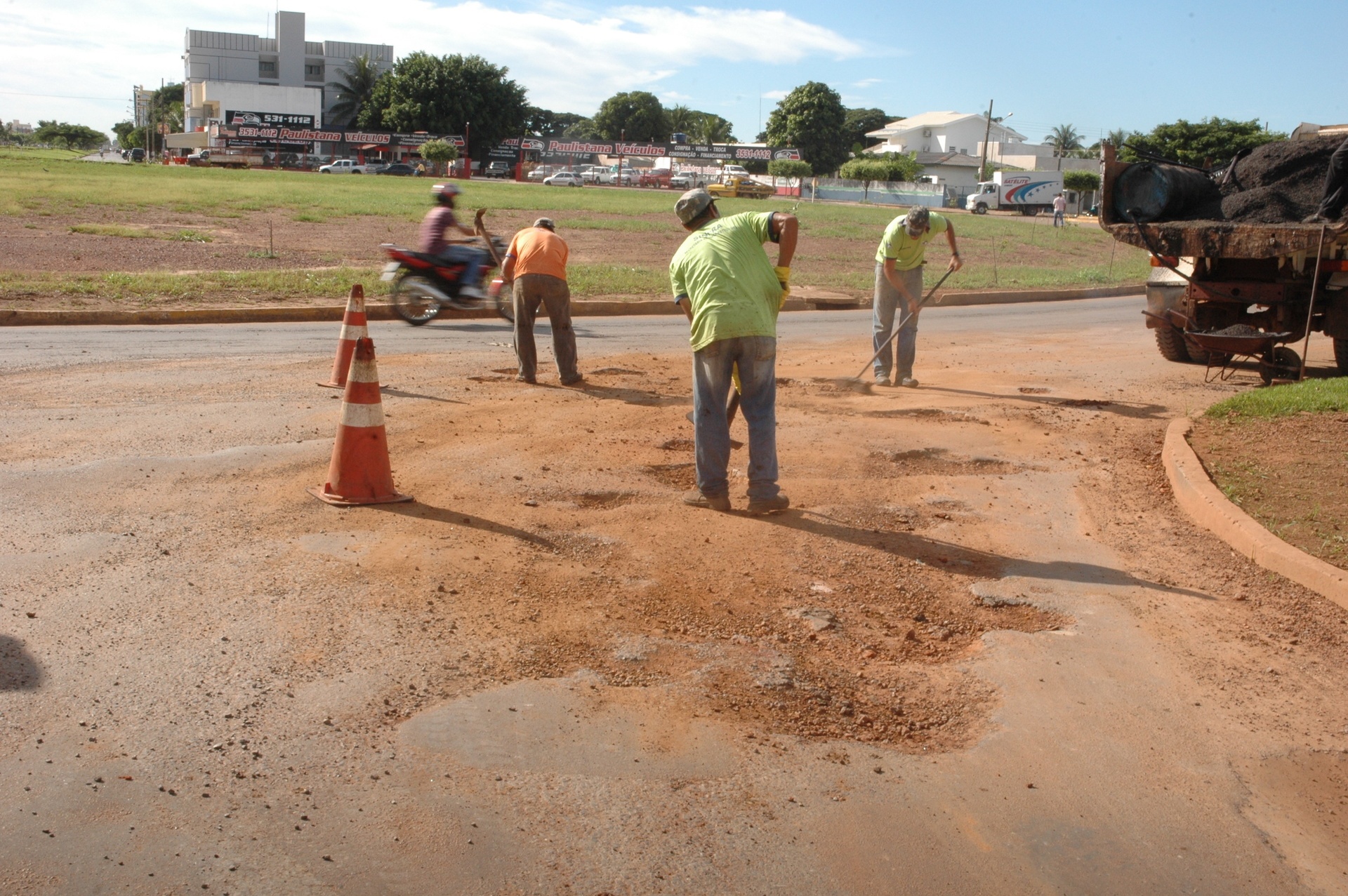 Ruas da cidade recebem ação de tapa-buracos