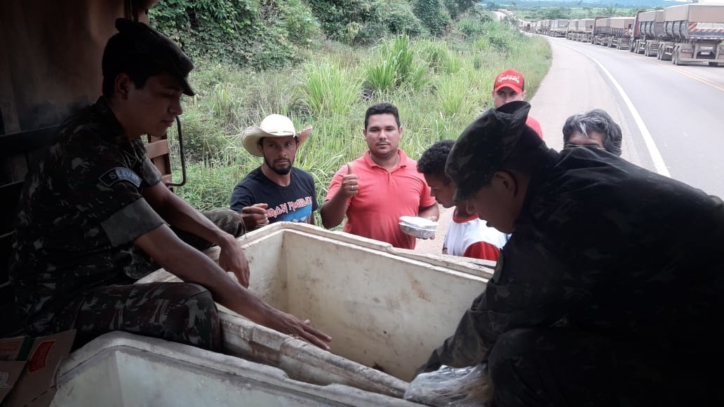 Caminhoneiros recebem marmitas e Dnit diz sobre asfaltamento da BR
