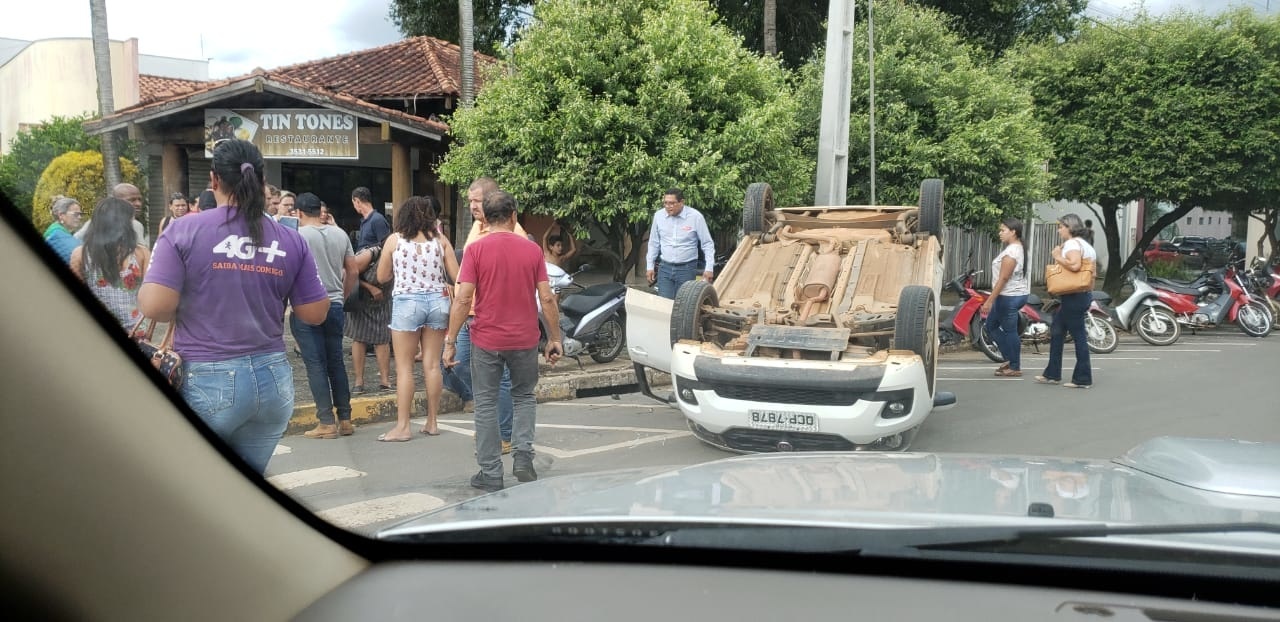 Carro capota após acidente com outros veículos em Sinop