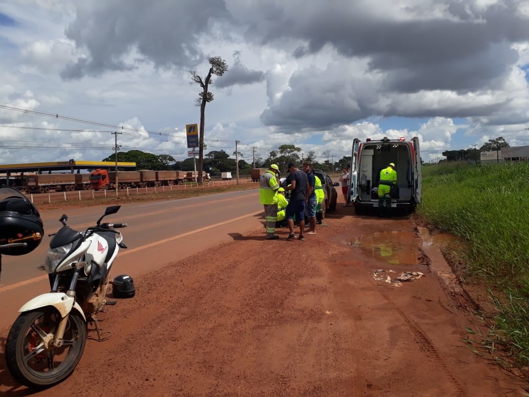 Passageira fica ferida após colisão entre motos