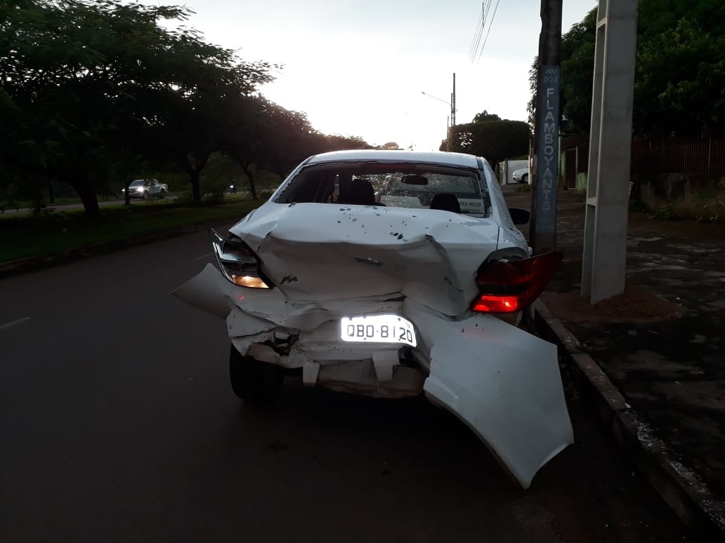 Motorista bate carro após pegar o celular em Sinop