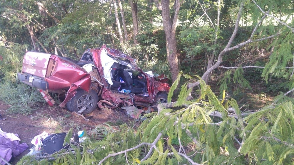 Mãe e filha morrem em acidente após caminhonete sair da pista e bater em árvore em MT