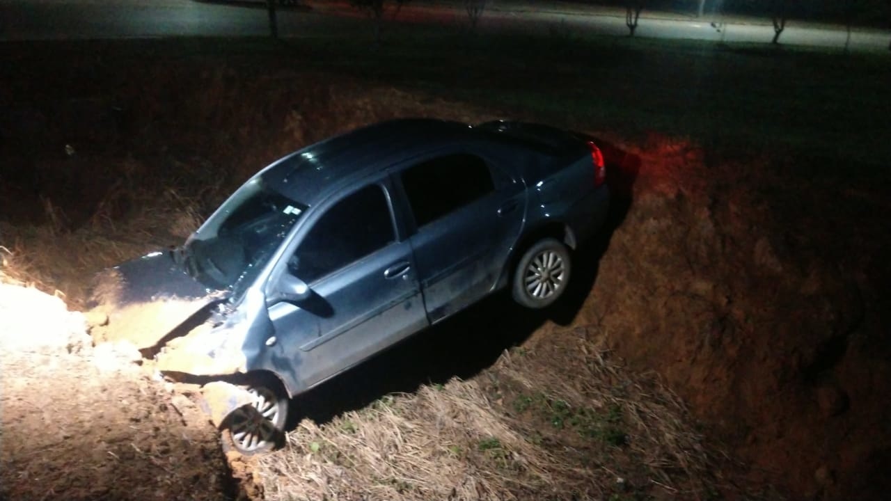 Motorista abandona carro após cair em valeta em Sinop