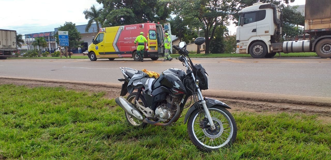 Casal bate motocicleta na traseira de carreta em Sinop