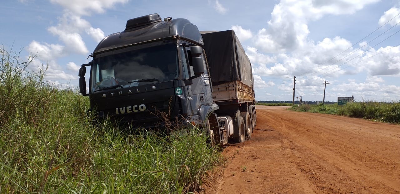 Ladrões roubam carga de 50 toneladas de soja e abandona carreta em Sinop