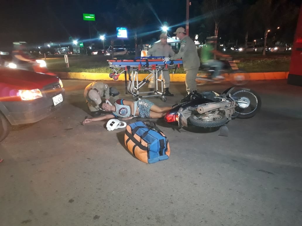 Colisão entre carro e moto deixa acadêmicos feridos em Sinop