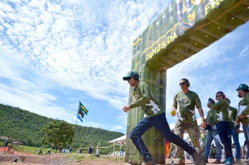 Policiais miram o alvo no 5º Torneio de Tiro do Gefron