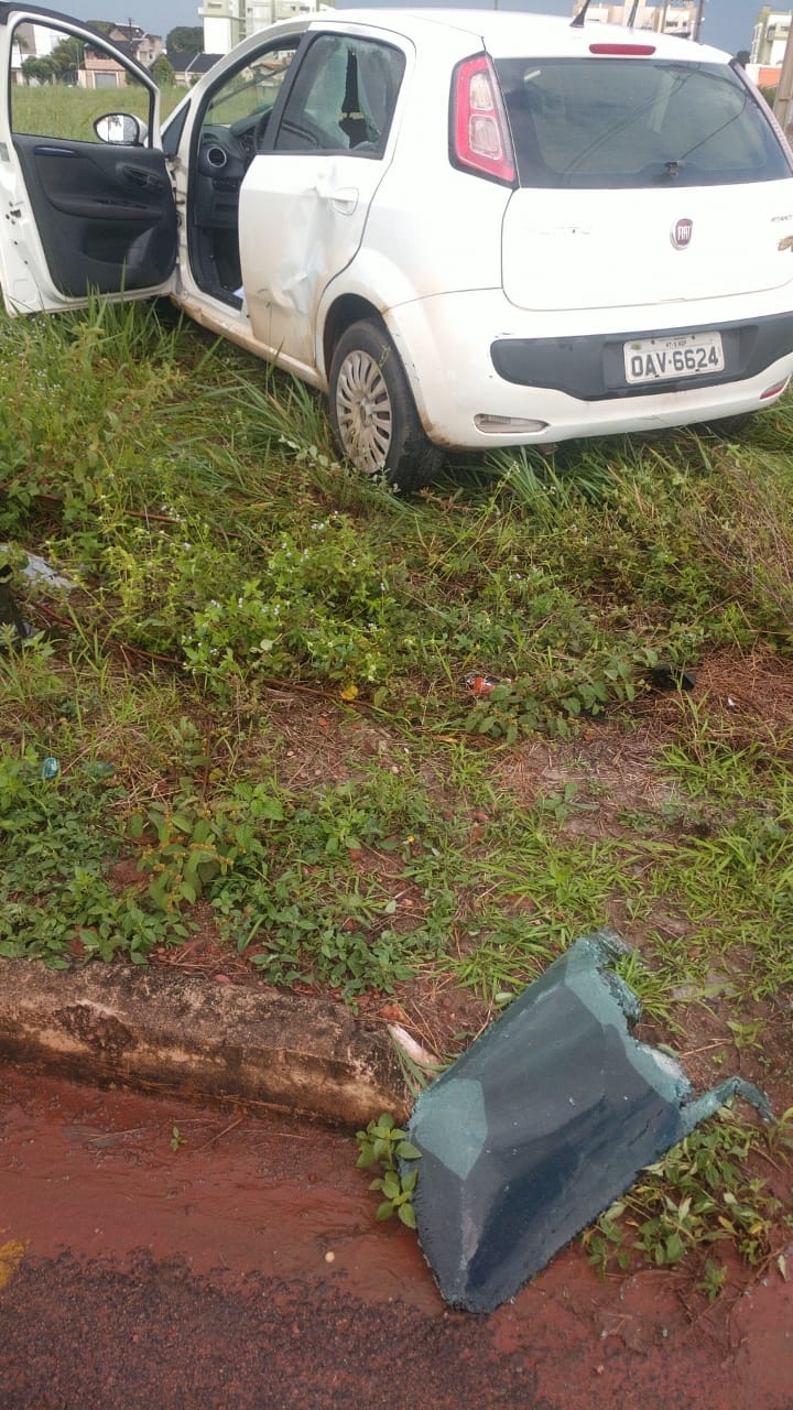 Motociclista invade preferencial e fica ferido após colidir com carro em Sinop
