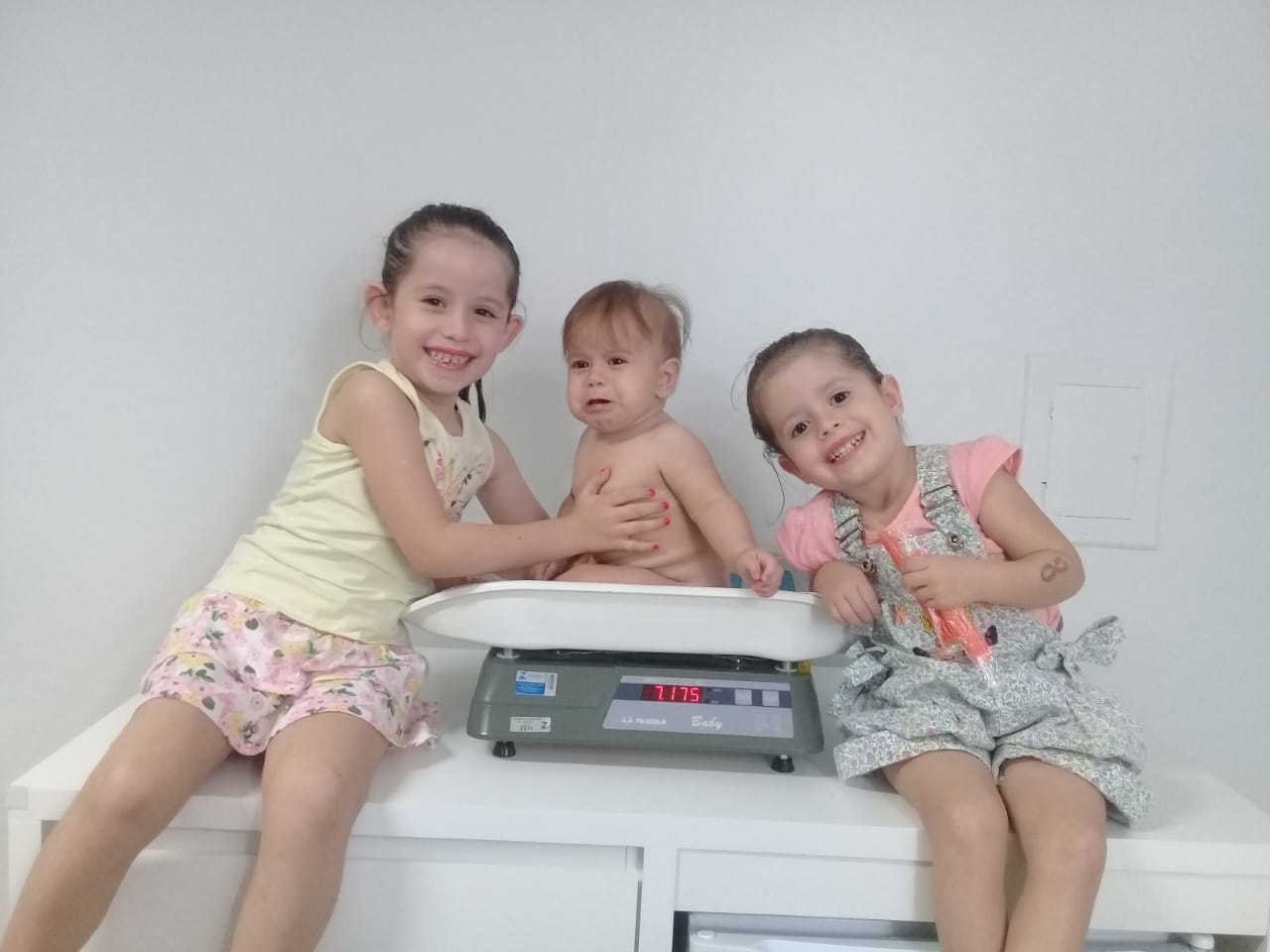 Mãe de três filhas alérgicas cria vaquinha online pedindo ajuda com tratamento