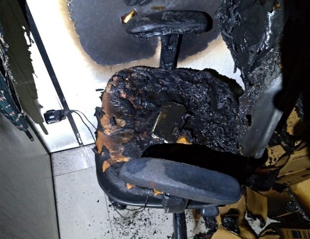 Celular esquecido conectado à tomada em cadeira provoca incêndio em MT