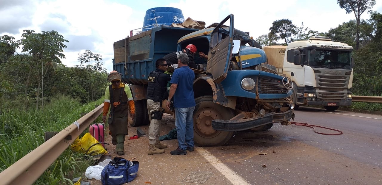 Motorista fica em estado grave após colidir contra carreta em Sinop