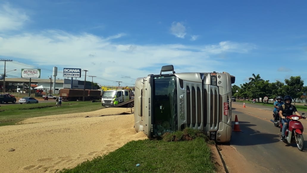 Carreta tomba após evitar colisão em Sinop