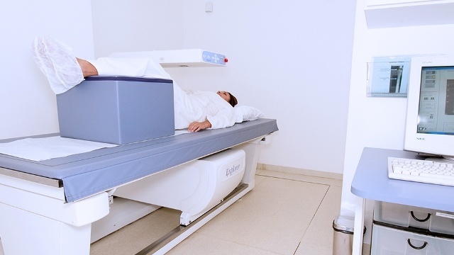 Prefeitura compra exame em clínica privada por um terço do valor