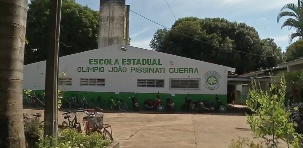Escola suspende aulas após mulher tentar invadir prédio com facão em Sinop