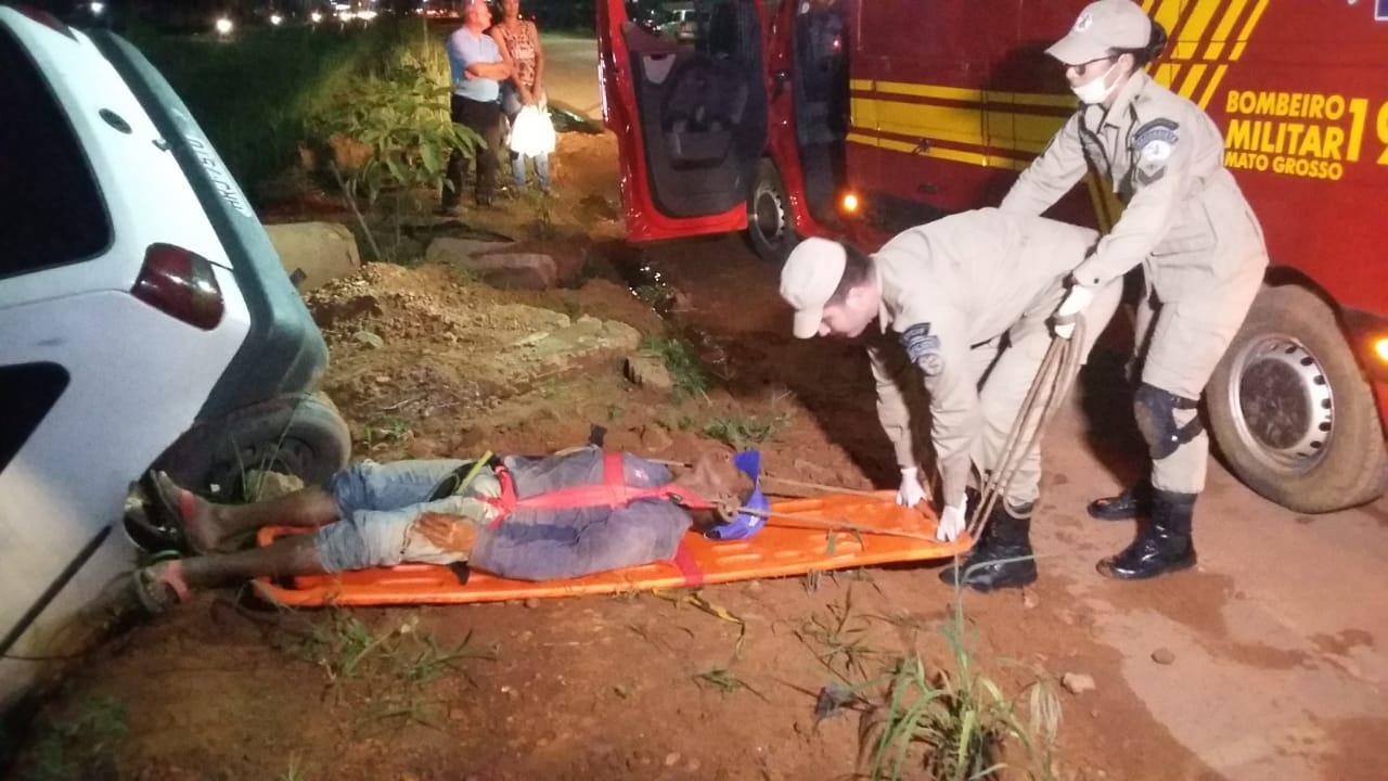 Motorista fica ferido após cair com carro em valeta