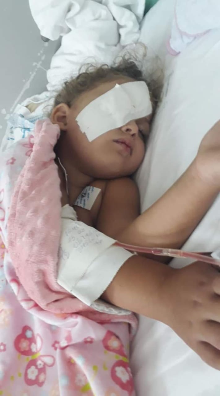 Mãe pede ajuda para tratamento de filha que furou o olho com faca