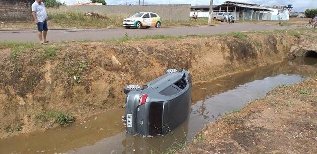 Jovem cai com carro em valeta após perder controle em Sinop