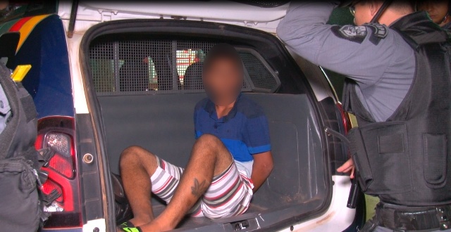 Polícia passa em frente de farmácia e flagra momento de assalto