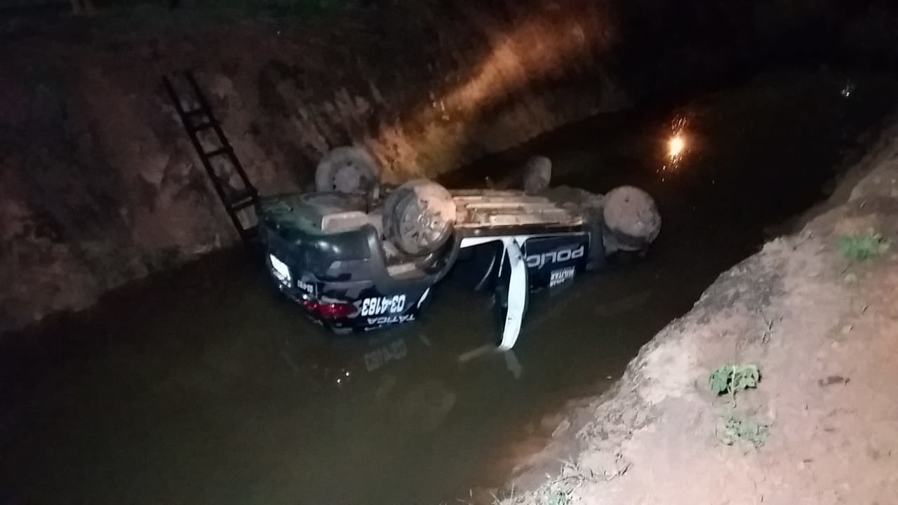 Viatura da polícia cai em valeta durante perseguição em Sinop