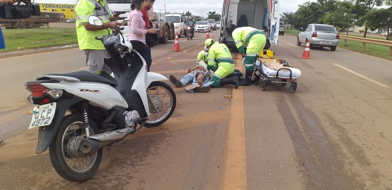 Motociclista sofre acidente de trânsito após carro diminuir velocidade