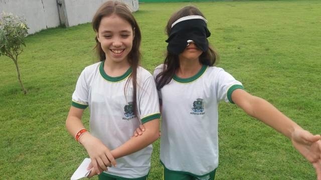 Escola promove atividade de conscientização sobre realidade de deficientes visuais