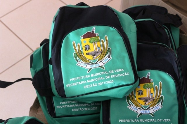 Prefeitura Municipal de Vera distribui mais de 1030 kits escolares para alunos da Rede Municipal de Ensino