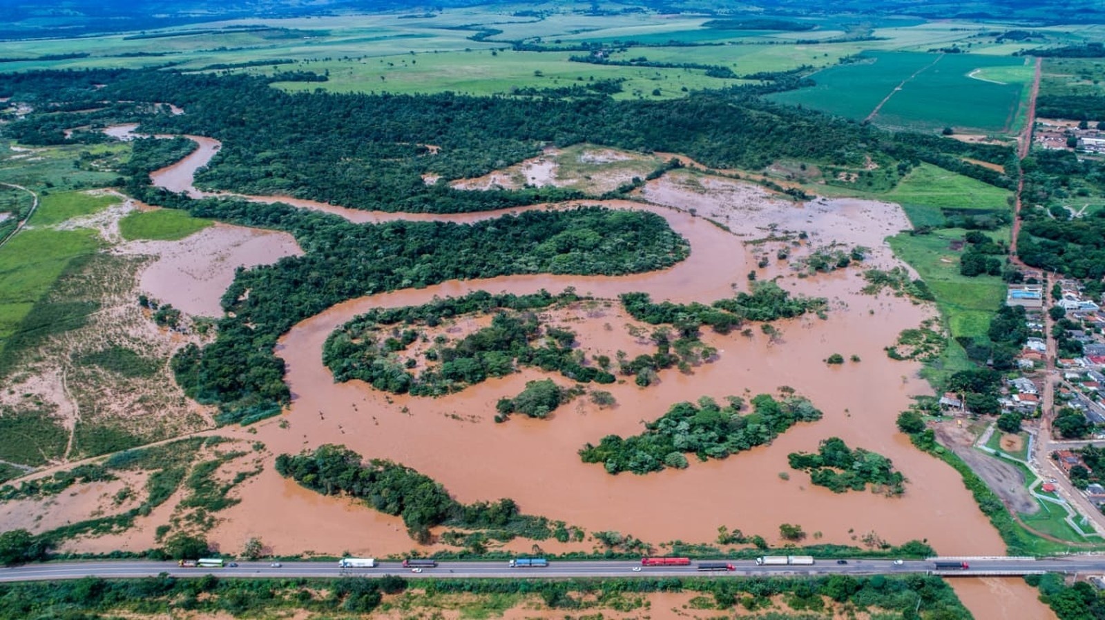 Nível de rio sobe após intensas chuvas e moradores enfrentam alagamento em MT