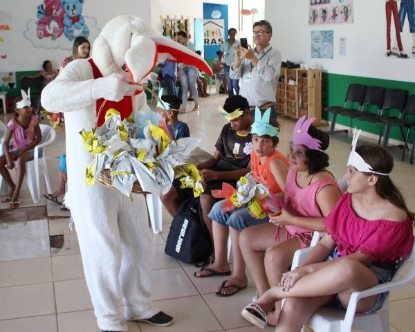CRAS entrega ovos de Páscoa para crianças e adolescentes