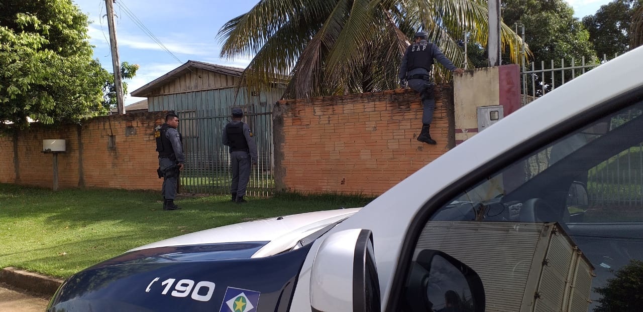 Com mandado de prisão, homem tenta fugir da polícia
