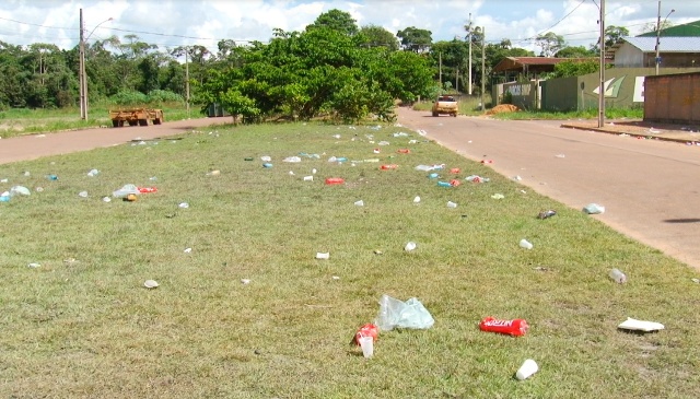 Após festa, moradores reclamam de sujeiras em avenida; veja o vídeo