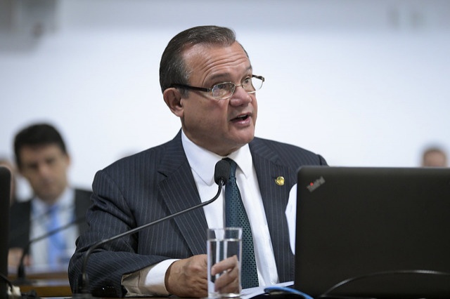 “Não investem e cobram pedágio”, ataca senador