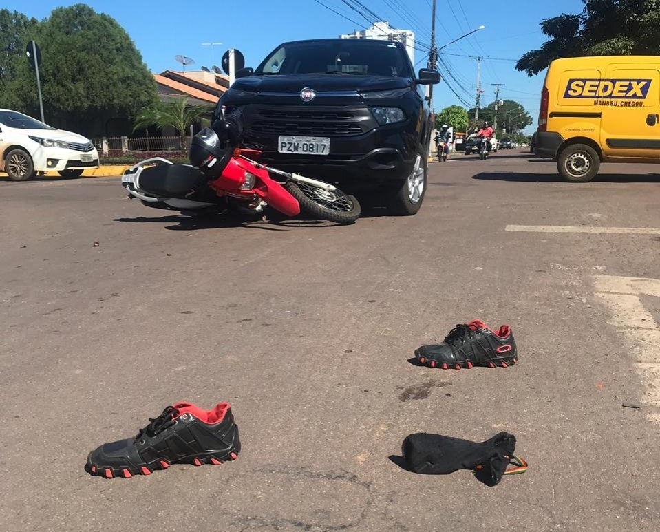 Casal fica ferido após colisão entre carro e moto