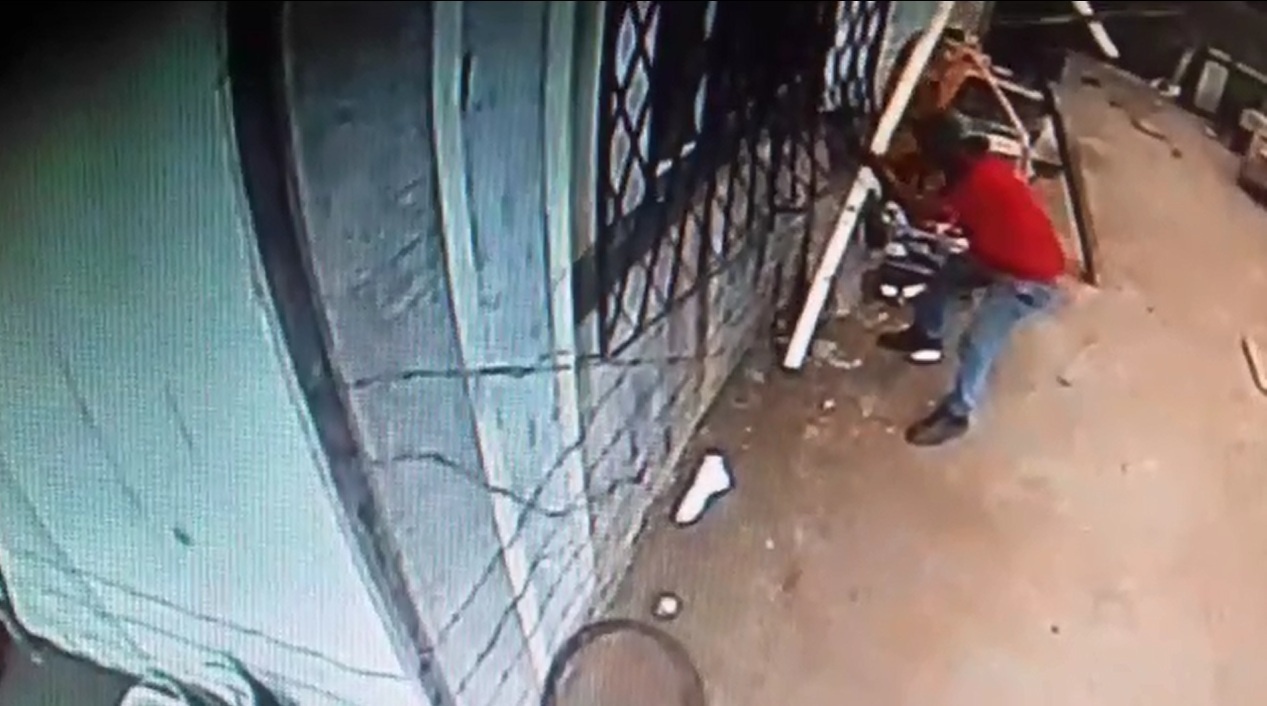 Câmera flagra ação de bandido que furtou casa pela 5ª vez