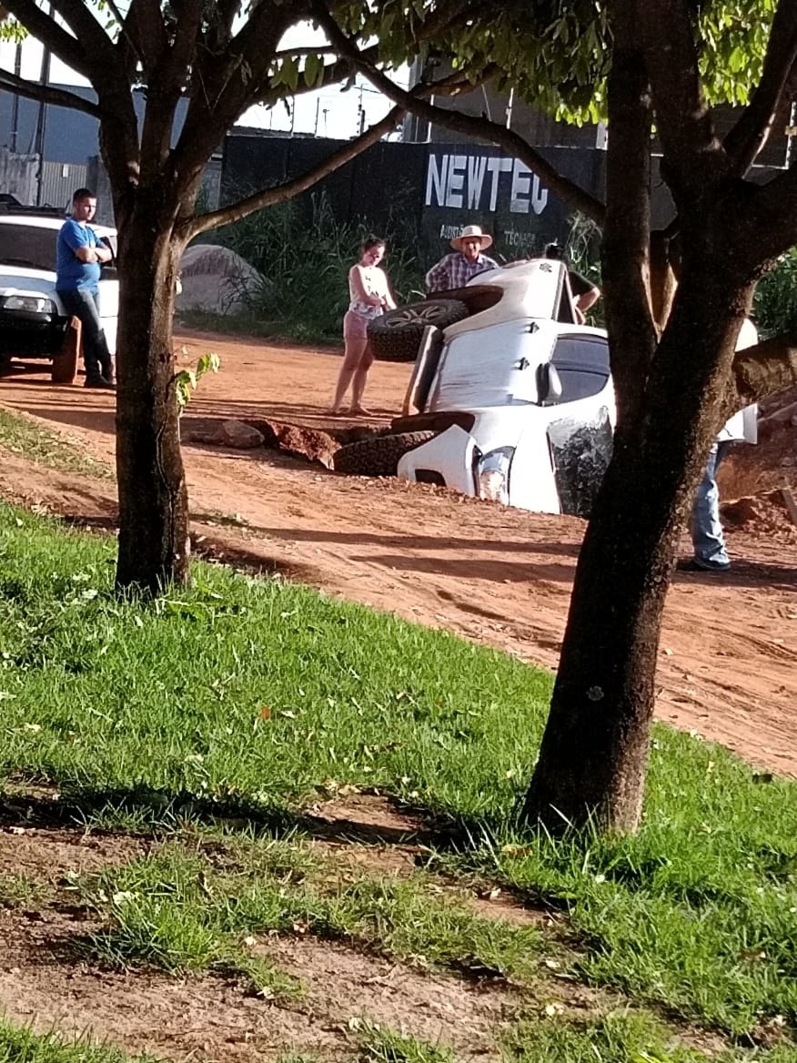 Veículo cai em buraco por falta de sinalização