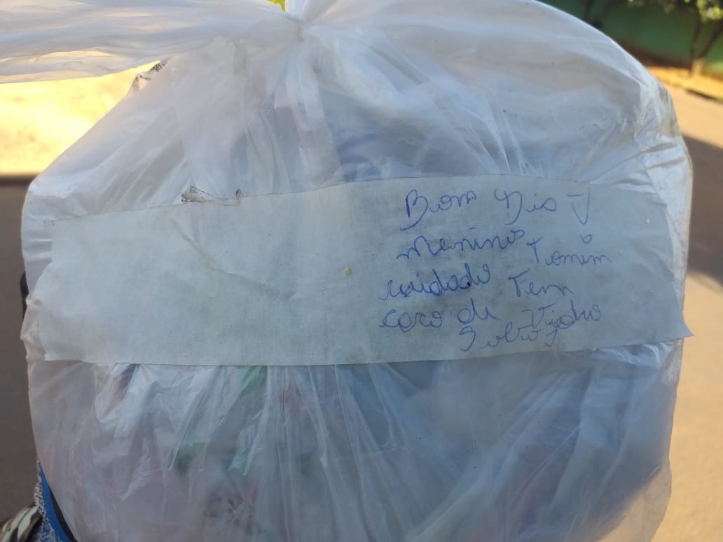 Moradora deixa mensagem gentil para que garis não se machuquem