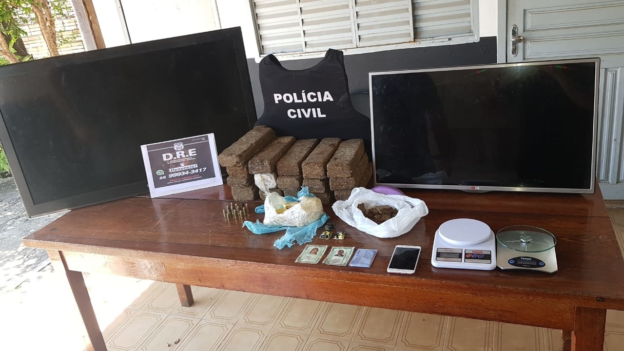 Mulher é presa no flagra ao comercializar drogas dentro de casa
